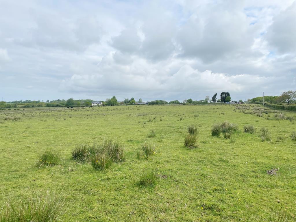 Lot: 27 - FREEHOLD LAND WITH LAKE AND OUTBUILDINGS -